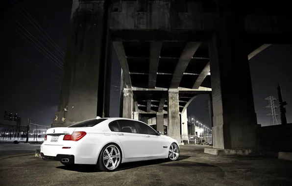 Картинка белый, ночь, мост, бмв, BMW, white, 750Li, 7 Series, бетонные опоры, F02