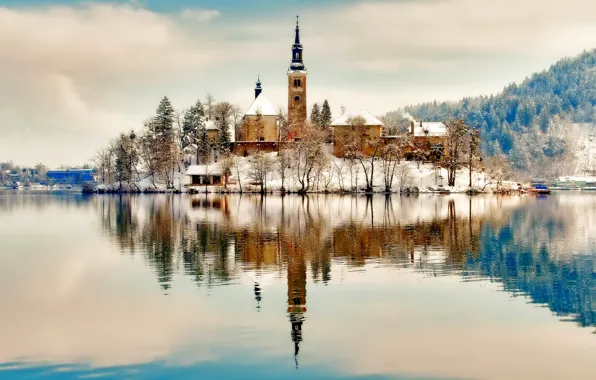 Картинка зима, снег, горы, озеро, отражение, остров, церковь, Словения, Блед