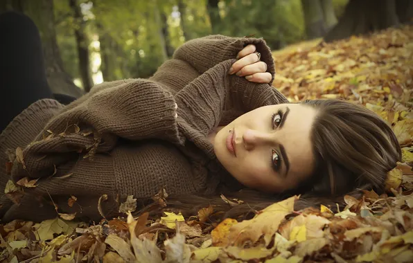 Картинка осень, взгляд, листья, девушка, деревья, лицо, модель, волосы, лежит, карие глаза