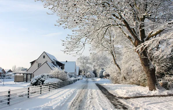 Картинка дорога, солнце, снег, деревья, следы, забор, вид, дома, мороз, красиво, посёлок, зимний день, village, деревенька