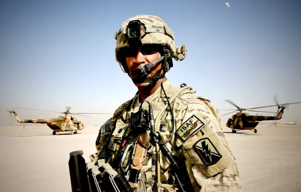 Картинка экипировка, аэродром, Афганистан, офицер, вертолёты, военнослужащий