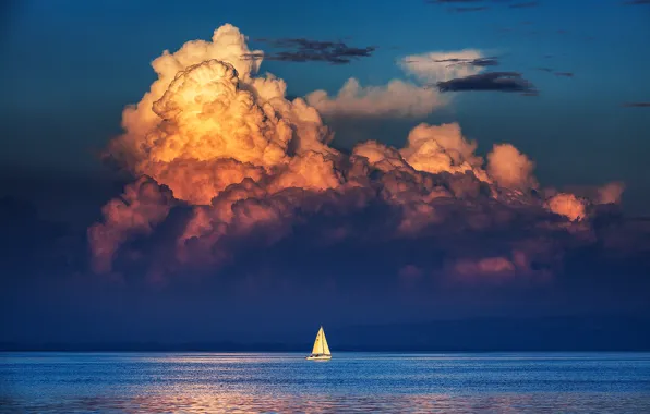 Картинка море, небо, облака, отражение, берег, парусник, зеркало, горизонт