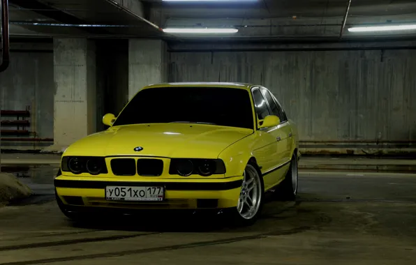 Картинка желтый, BMW, стоянка, E34