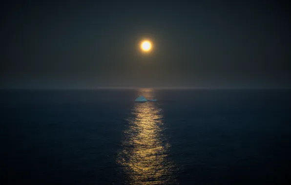 Картинка море, свет, отражение, зеркало, айсберг, горизонт, серое небо, полная луна