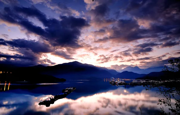 Картинка небо, вода, облака, горы, огни, гладь, отражение, синева, рассвет, холмы, Море, лодки