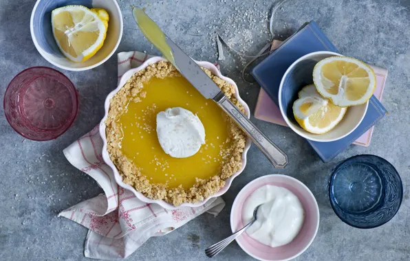 Картинка пирог, нож, стаканы, лимоны, лимонный пирог