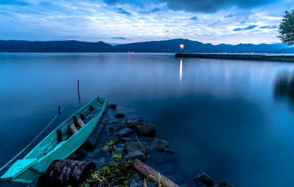 Картинка озеро, камни, побережье, лодка, вечер, причал, бревна, бочка, Indonesia, Sumatra, Lake Toba
