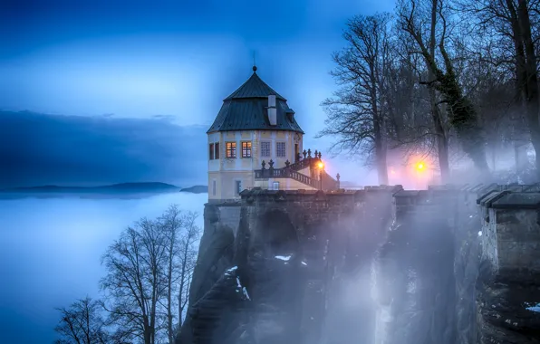 Картинка деревья, огни, туман, скала, Швейцария, фонари, крепость, Königstein, Кёнигштайн