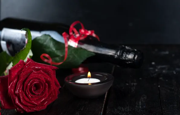 Картинка цветок, вода, капли, праздник, доски, роза, бутылка, свеча, серпантин