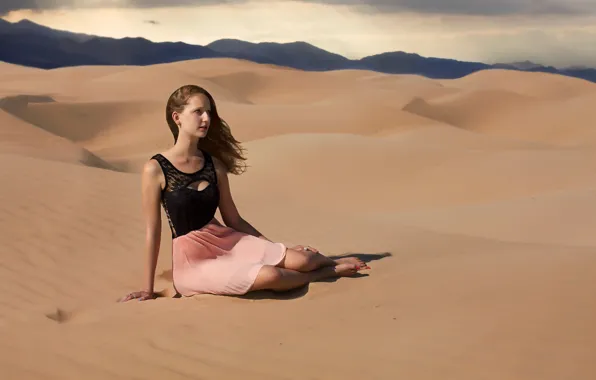 Картинка песок, девушка, пустыня, жара, палящее солнце
