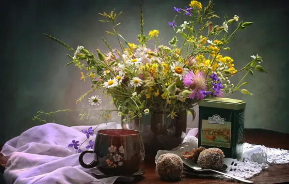 Картинка чай, букет, чашка, натюрморт, пирожные, полевые цветы