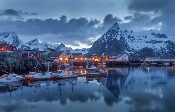 Картинка зима, небо, облака, снег, горы, огни, отражение, дома, лодки, зеркало, порт, Норвегия, Nordland, Moskenes