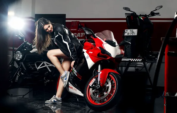 Картинка Girl, Red, Ducati, Legs, Front, Nike, Shoes, Motocycle, Nice, Ligth, Katharina