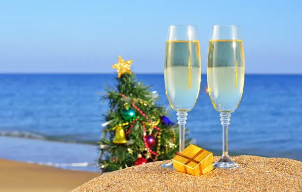 Картинка песок, море, пляж, океан, праздник, подарок, игрушки, новый год, рождество, бокалы, ёлка, christmas, new year