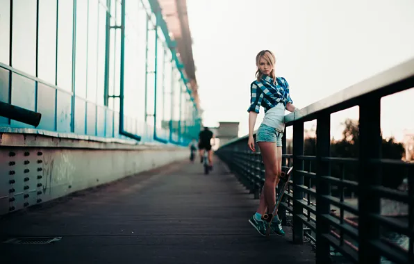 Картинка девушка, город, спортсменка, skate, On the bridge