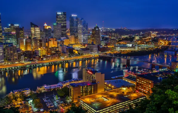 Картинка река, здания, мосты, ночной город, Пенсильвания, небоскрёбы, Pennsylvania, Питтсбург, Pittsburgh, Golden Triangle, Золотой треугольник, река …