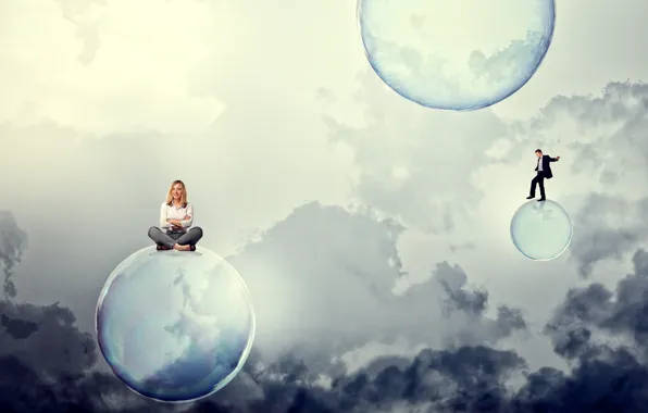 Картинка небо, девушка, облака, улыбка, мыльные пузыри, блондинка, парень