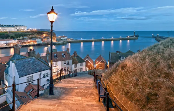 Картинка море, небо, огни, маяк, англия, дома, пирс, фонарь, ступени, гавань, Whitby, North Yorkshire