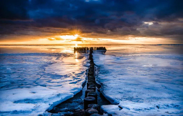 Картинка море, закат, лёд, сваи