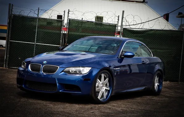 Картинка синий, отражение, забор, бмв, BMW, blue, колючая проволока, E93, Cabrio
