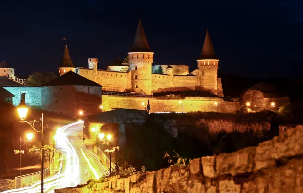 Картинка дорога, ночь, огни, замок, стены, фонари, башни, крепость, Украина, Каменец Подольский