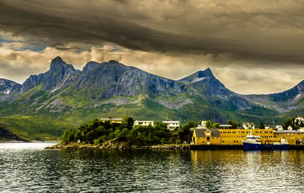 Картинка море, небо, деревья, горы, тучи, природа, корабль, пристань, дома, Норвегия, залив, фьорд