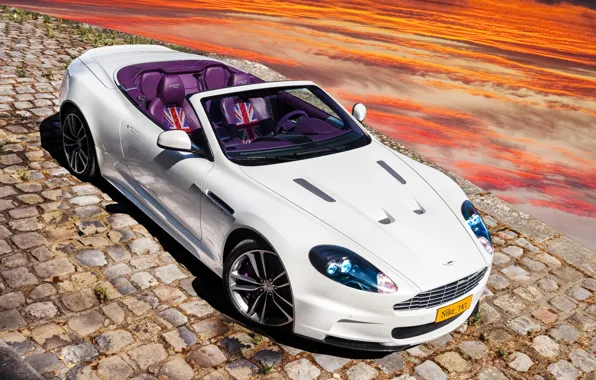 Картинка Aston Martin DBS, двухместный, автомобиль-купе, агрессивный внешний вид, дополнительные воздухозаборники, аэродинамический обвес кузова