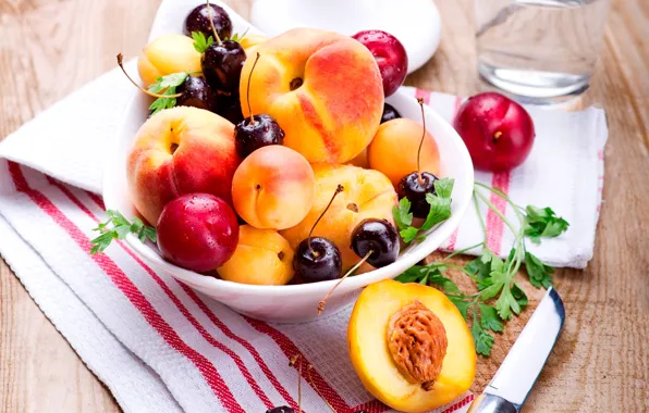 Картинка лето, вишня, ягоды, тарелка, нож, фрукты, персики, сливы, черешня, салфетка, абрикосы