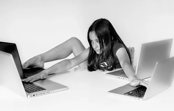 Картинка девушка, руки, нога, ноуты, Social networking
