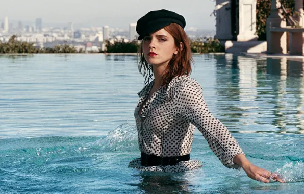 Картинка модель, бассейн, макияж, платье, актриса, прическа, фотограф, кепка, шатенка, стоит, Эмма Уотсон, Emma Watson, журнал, …
