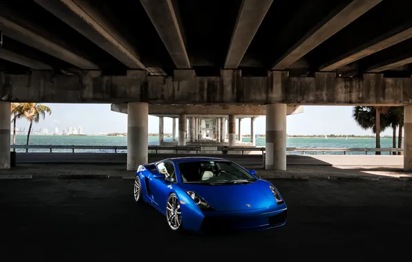 Картинка небо, синий, мост, пальмы, Lamborghini, Gallardo, ламборджини, blue, ламборгини, передняя часть, галлардо, бетонные опоры