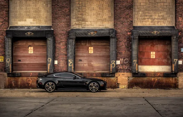 Картинка чёрный, Aston Martin, V12, Vantage Carbon Edition, вид боком
