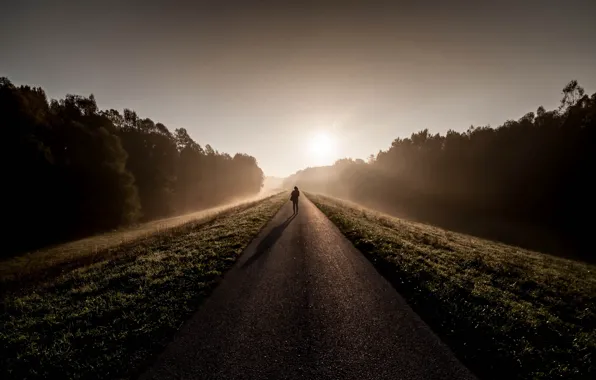 Картинка дорога, туман, человек, утро