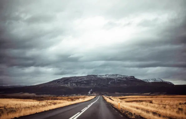 Картинка дорога, поле, горы, серые облака