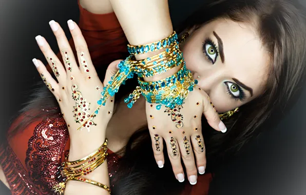 Картинка украшения, камни, волосы, руки, макияж, браслеты, зеленые глаза, индианка, девушка. взгляд