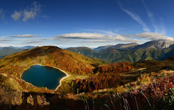 Картинка озеро, камни, растения, Горы, долина, вершина, панорама
