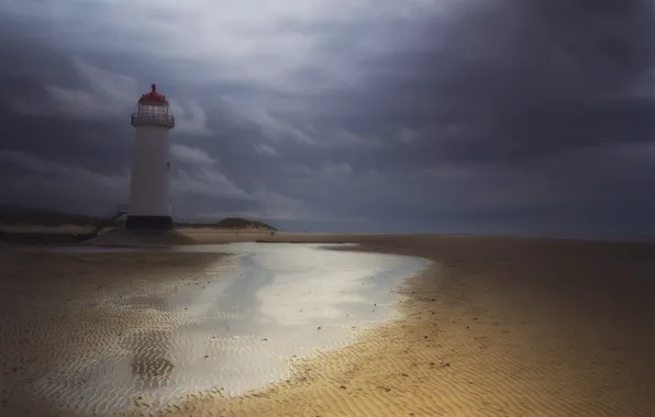 Картинка песок, гроза, небо, вода, тучи, маяк, Англия, Великобритания, Уэльс, lighthouse