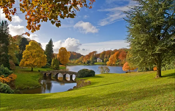 Картинка осень, небо, трава, деревья, мост, озеро, пруд, парк