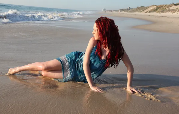 Картинка песок, море, волны, пляж, девушка, поза, профиль, красные волосы