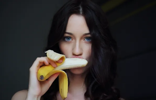Картинка взгляд, лицо, Девушка, брюнетка, банан