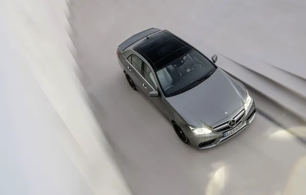 Картинка Mercedes-Benz, Авто, Мерседес, Свет, Серый, Седан, Фары, в движении, AMG, E63, Вид с верху