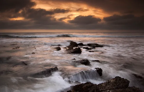 Картинка небо, закат, тучи, камни, океан, берег, вечер, Калифорния, США
