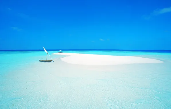 Картинка песок, море, пляж, небо, океан, лодка, остров, кресло, зонт, парус, мальдивы