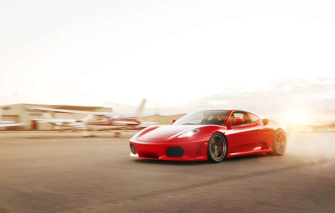 Фото обои солнце, красный, скорость, F430, Ferrari, red, феррари, блик, аэродром, взлётная полоса, WHEELS, ADV 1