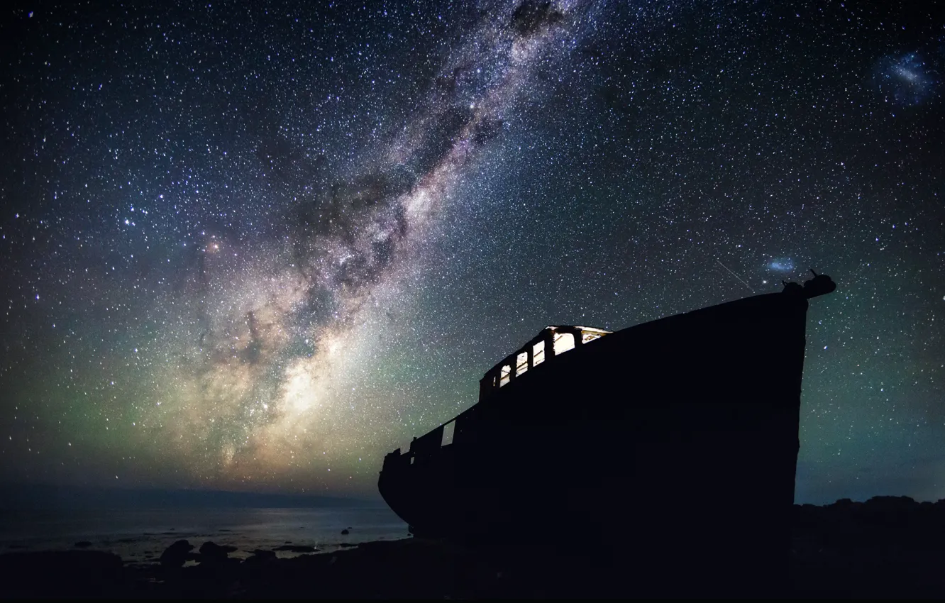 Фото обои небо, свет, ночь, романтика, берег, лодка, звёзды, остов, photographer, Mark Gee