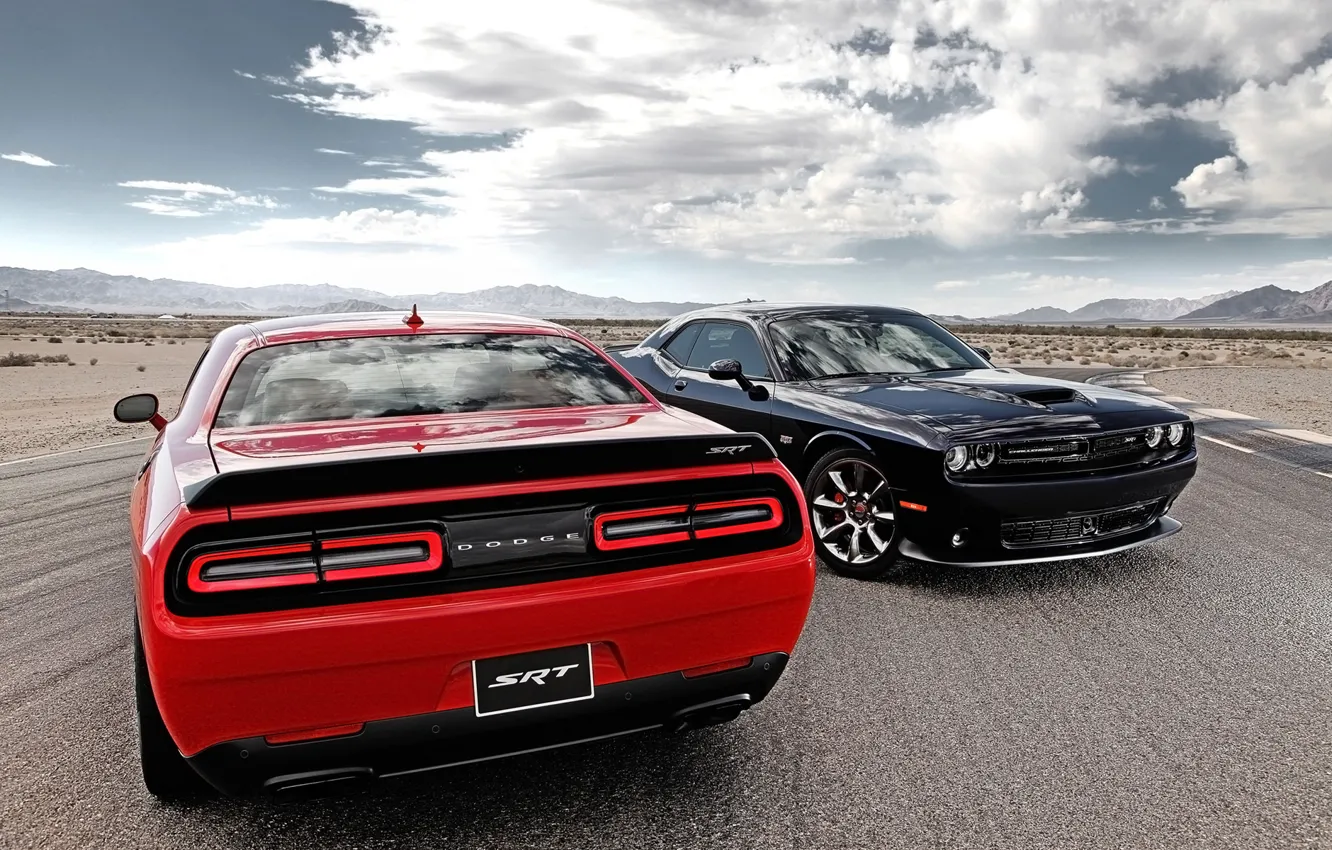 Фото обои дорога, небо, облака, красный, чёрный, Додж, Dodge, Challenger, вид сзади, передок, Muscle car, SRT, Мускул …
