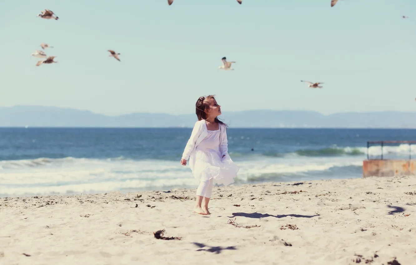 Фото обои песок, море, пляж, вода, птицы, следы, дети, фон, ветер, widescreen, обои, настроения, волна, девочка, wallpaper, …