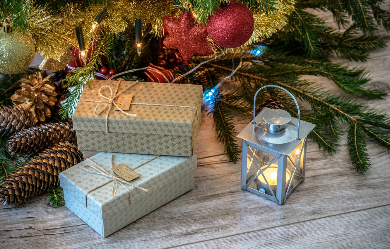 Фото обои украшения, праздник, доски, новый год, рождество, свеча, фонарик, фонарь, подарки, хвоя, шишки, коробки, ёлочные игрушки, …