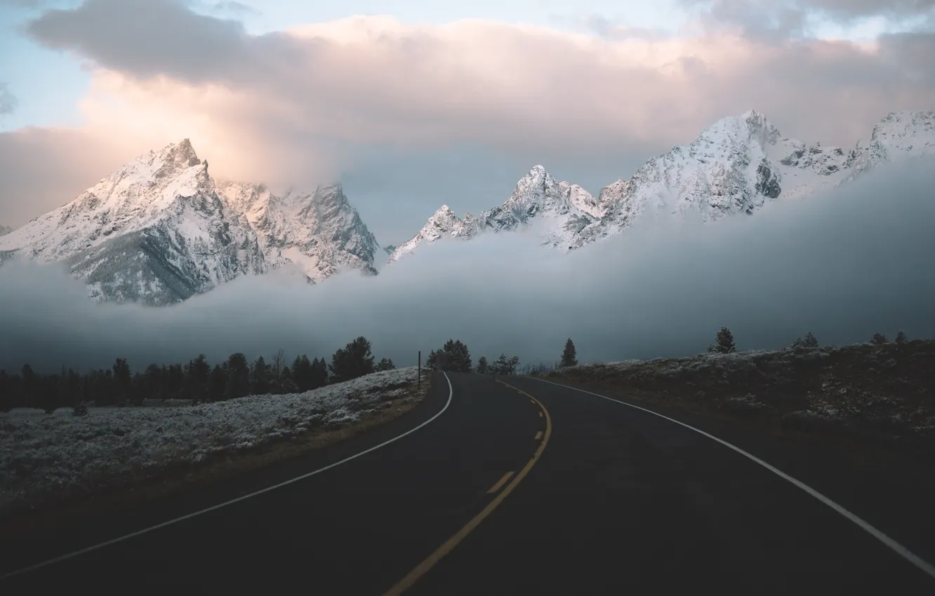 Фото обои дорога, облака, горы, туман