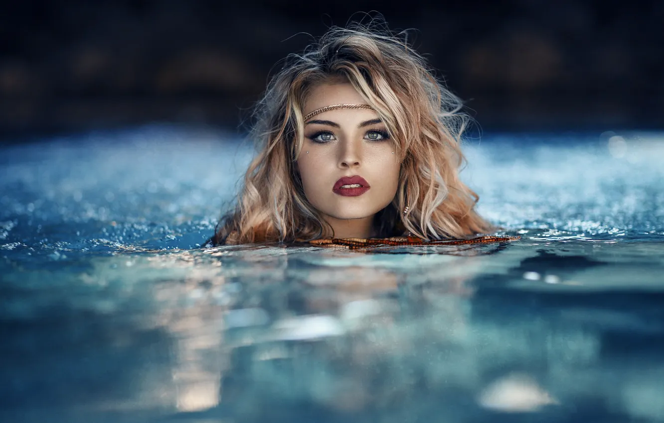 Фото обои girl, Model, water, blue eyes, photos, lips, face, blond, necklace, portrait, swimming, mouth, lipstick, bead, …